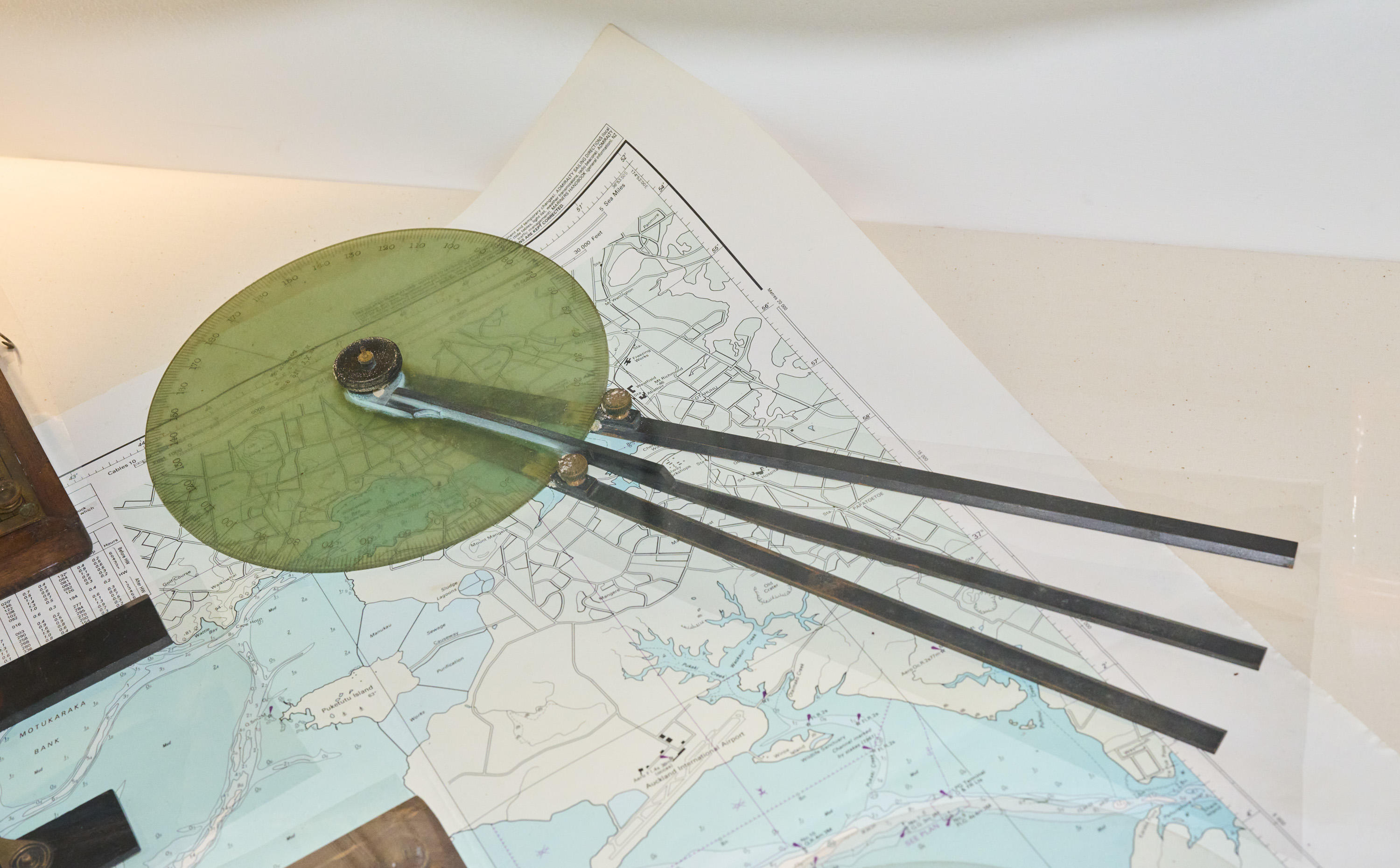 Station pointer in wooden case - New Zealand Maritime Museum