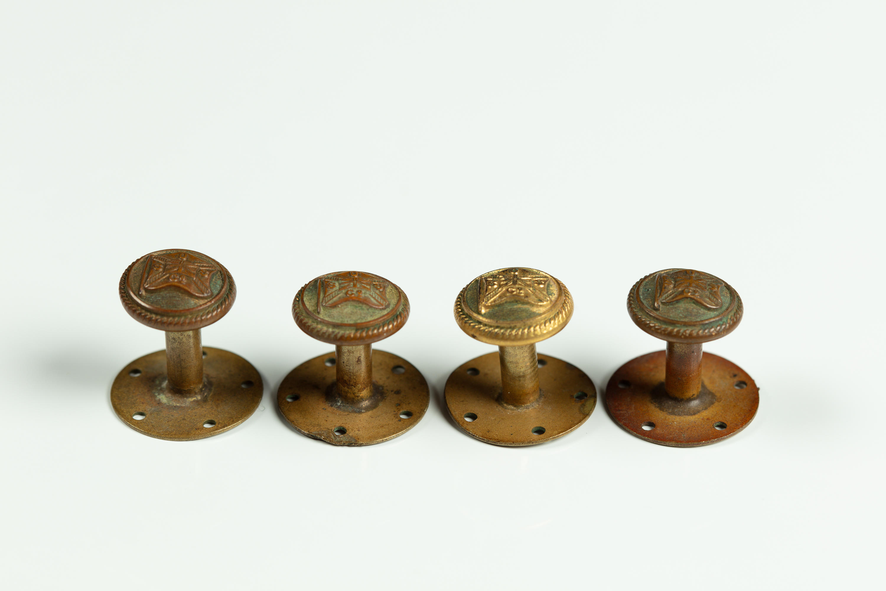 Buttons 10 Union Steam Ship Company brass and 4 New Zealand Forces